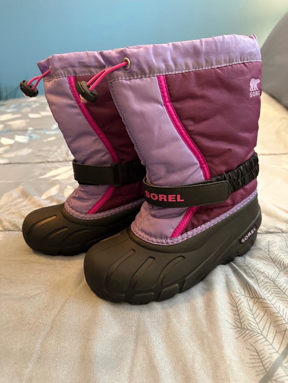 Like New Sorel Girls Purple and Pink Insulated Snow Boots Sz 3
